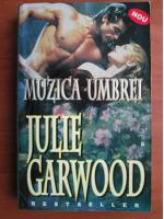 Julie Garwood - Muzica umbrei